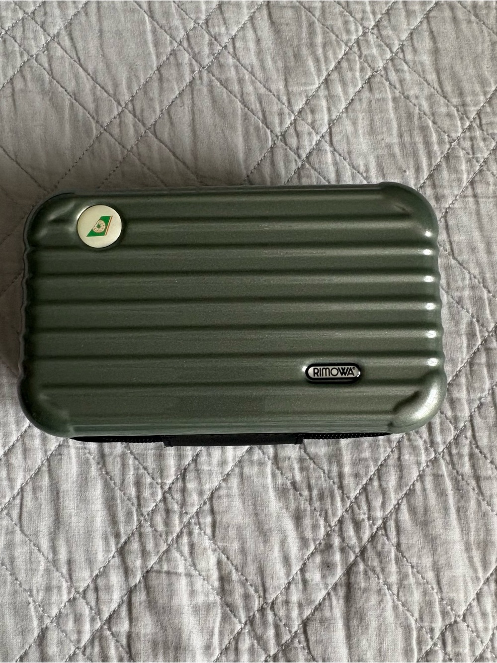 RIMOWA Green Ribbed Hard Shell Toiletries Case - Picture 2 of 9